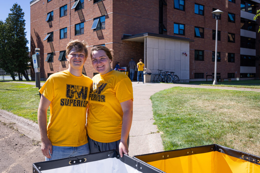Move-in day student volunteers