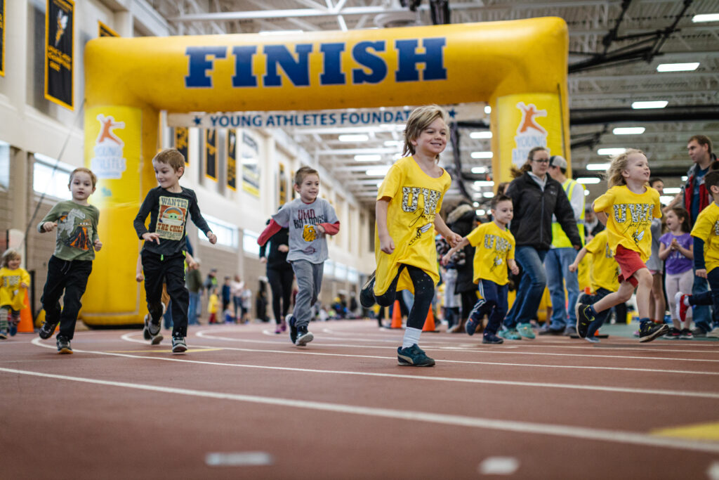 Kids running at Saturday Morning at the Races event