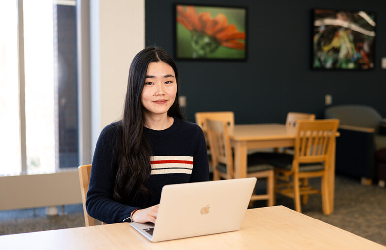 Tamami Igeta using laptop