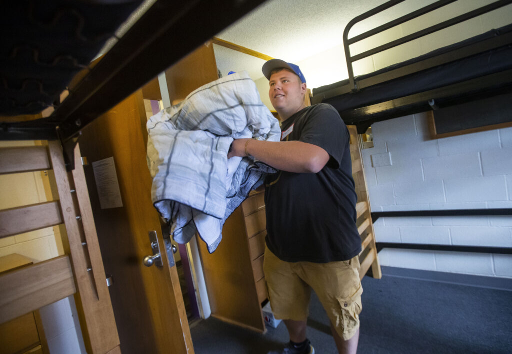 A student moving into their room