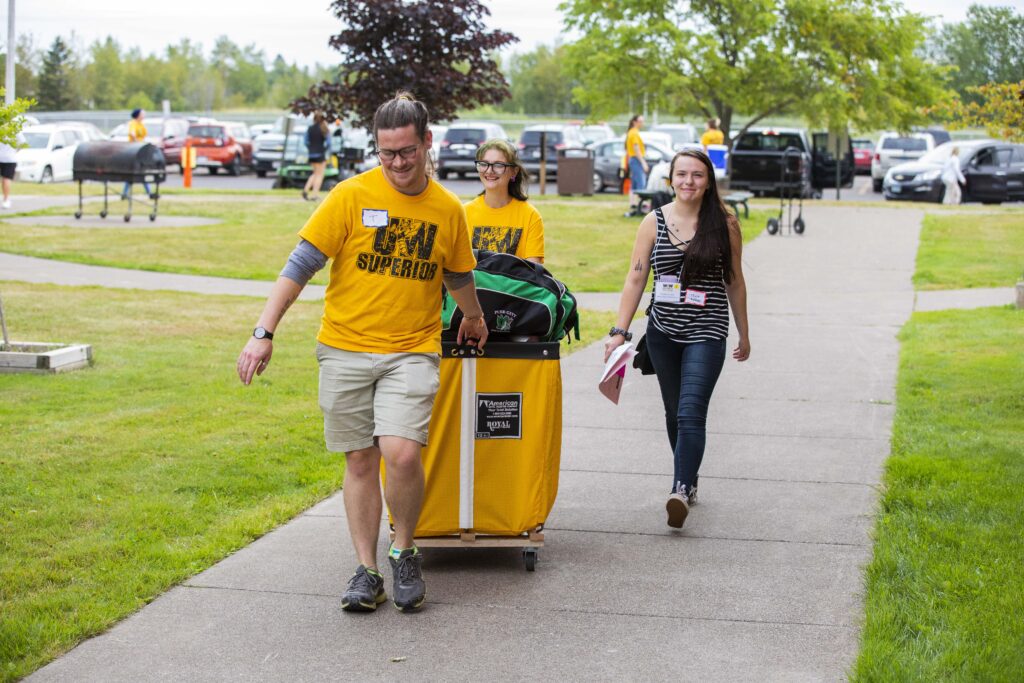 Students helping someone move into the residence halls