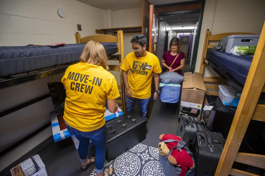 Move-in Crew helping student and mom move in